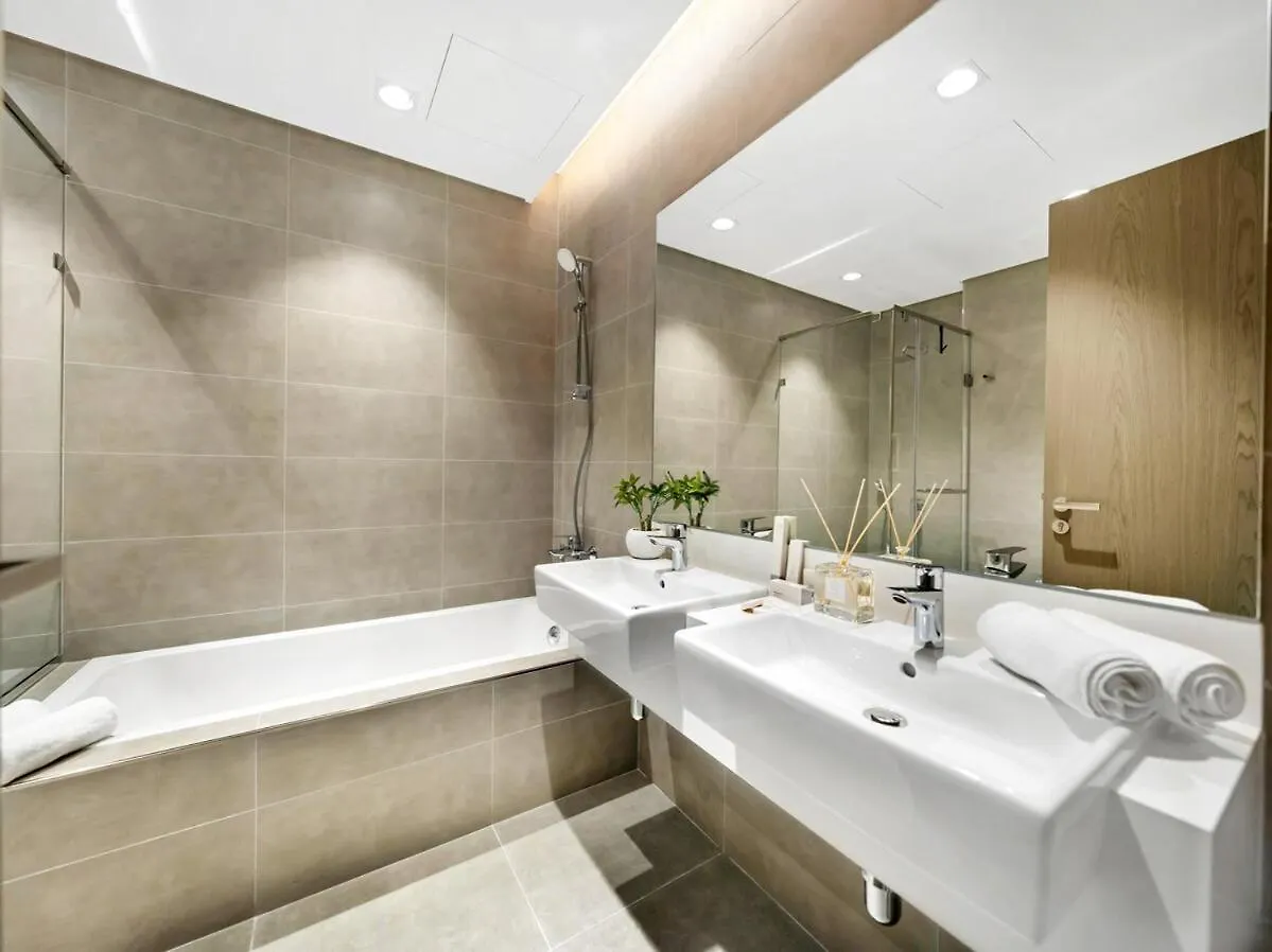 Stunning Central 2Br Lagoon View & Private Beach Dubaj Apartament