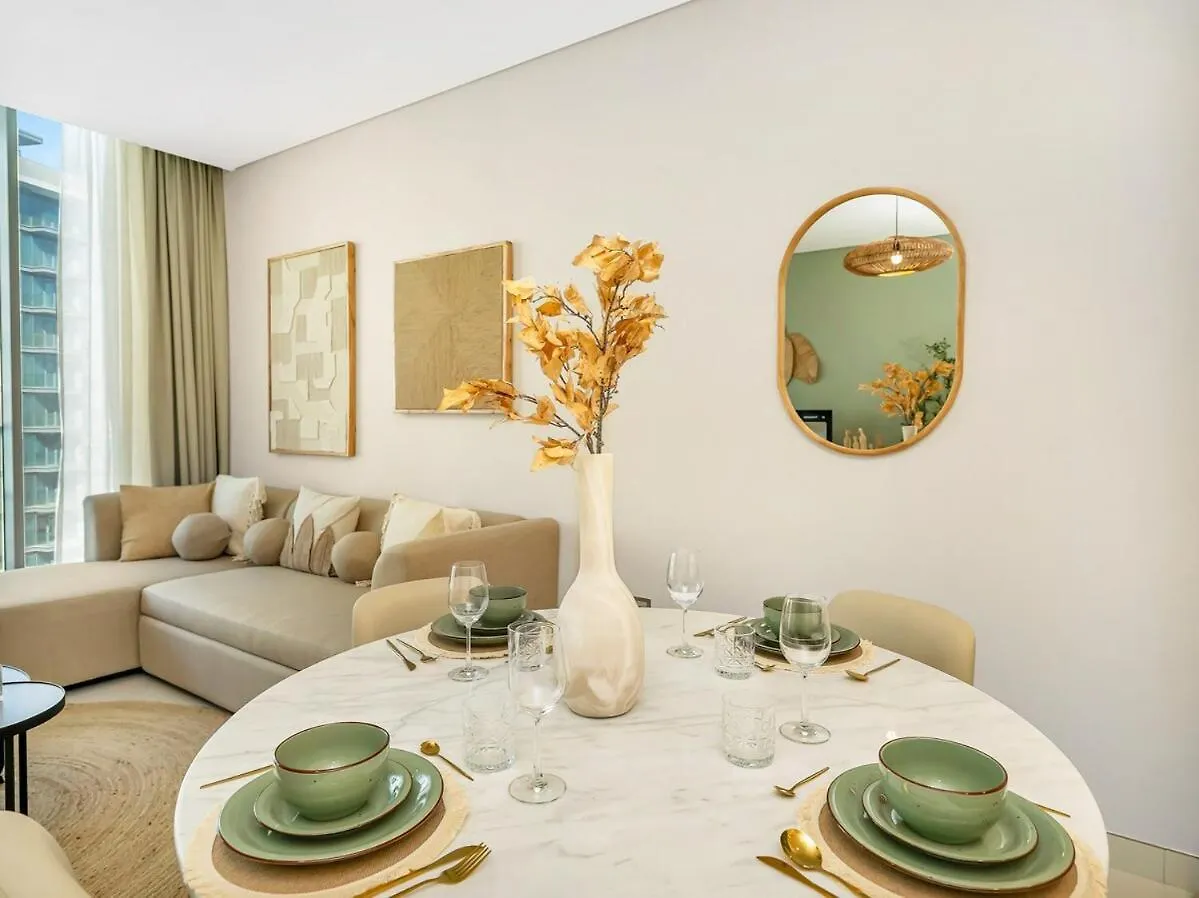 Stunning Central 2Br Lagoon View & Private Beach Dubaj