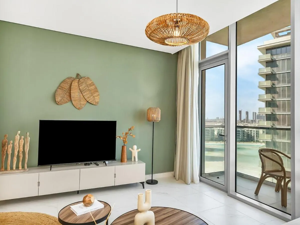 Stunning Central 2Br Lagoon View & Private Beach Dubaj Apartament