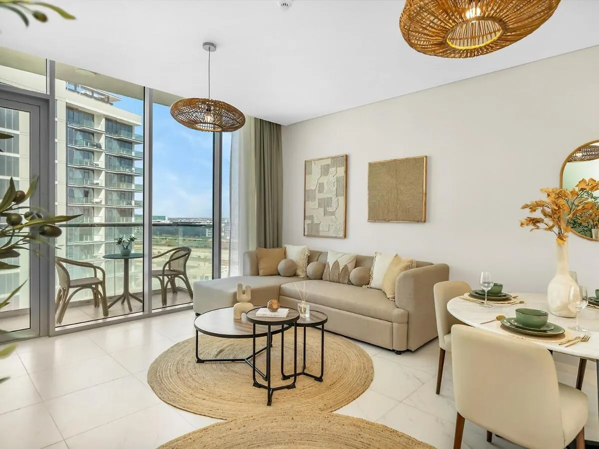 Stunning Central 2Br Lagoon View & Private Beach Dubai Apartment