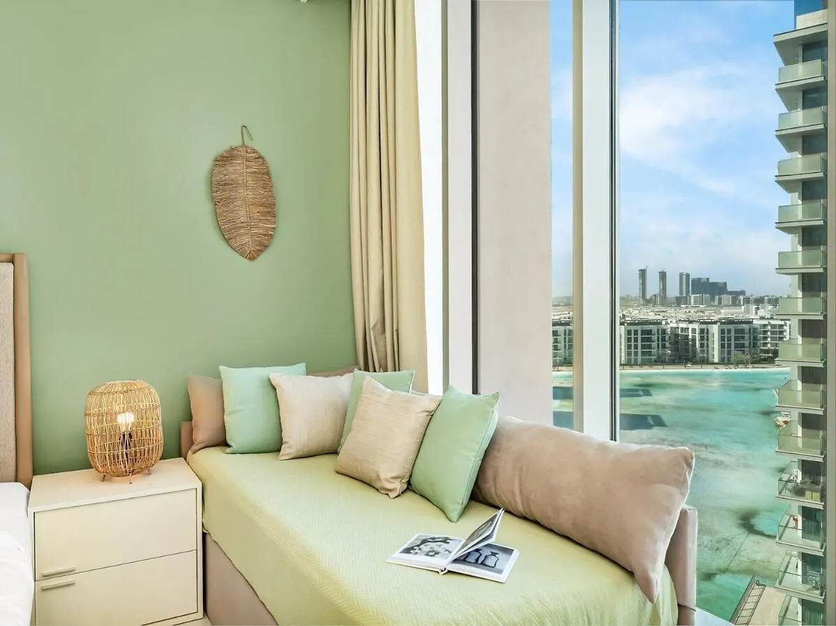 Stunning Central 2Br Lagoon View & Private Beach Dubai Apartment