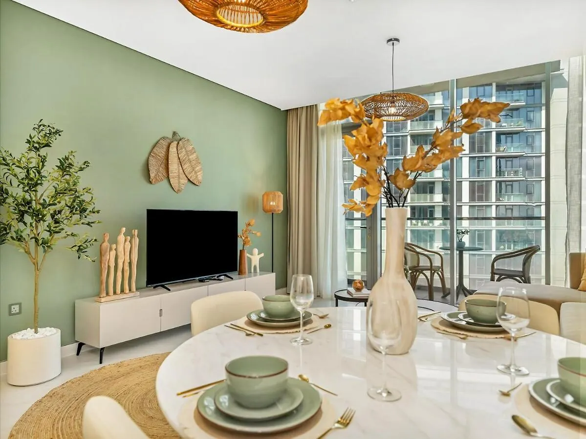 Stunning Central 2Br Lagoon View & Private Beach Dubai
