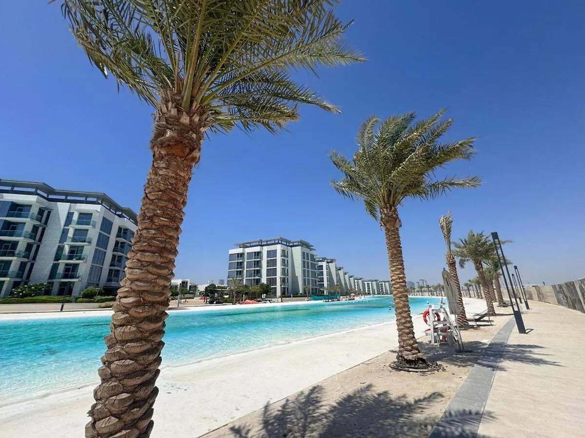 Stunning Central 2Br Lagoon View & Private Beach Dubai